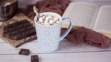 Sıcak çikolata veya kakao cam krem şanti ve adet çikolata ile