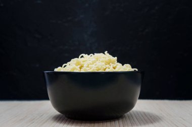 Yeşil fasulye ve haşlanmış yumurta ile Asya erişte. Siyah çıban wok.