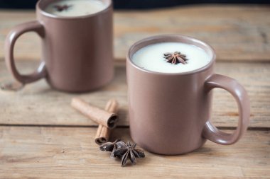 Geleneksel Hint Masala çayı. Sütlü baharatlı çay. Meydanı