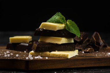 Çikolata lı. Siyah beyaz çikolata