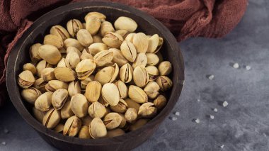 Tahta kaşıktaki antep fıstığı. Seçici odak. Üstte görüntü