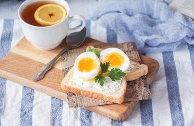 Yumuşak haşlanmış yumurta için kahvaltı tost ile