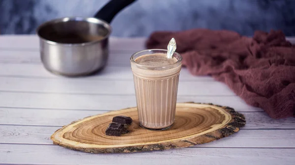 Cioccolata calda o cacao in vetro con panna montata e pezzi di cioccolato — Foto Stock