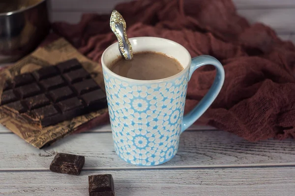 Copa de chocolate caliente con cuchara, libro y trozos de chocolate. Composición acogedora — Foto de Stock