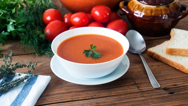 Ζεστή φρέσκια σπιτική σούπα ντομάτας με θυμάρι, κορυφή θέα — Φωτογραφία Αρχείου