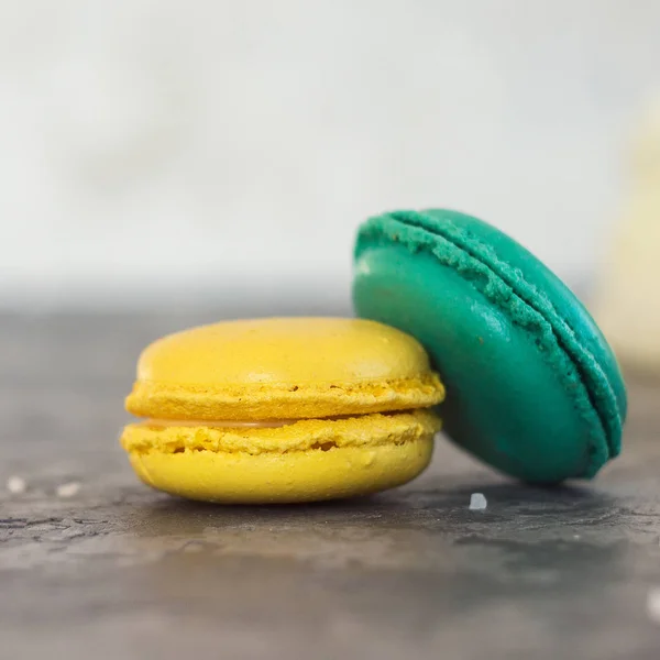 Menta azul y limón amarillo macaron o macarrón fondo claro —  Fotos de Stock