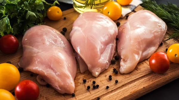 Syrové kuřecí prsní řízky a zeleniny na dřevěné pozadí — Stock fotografie