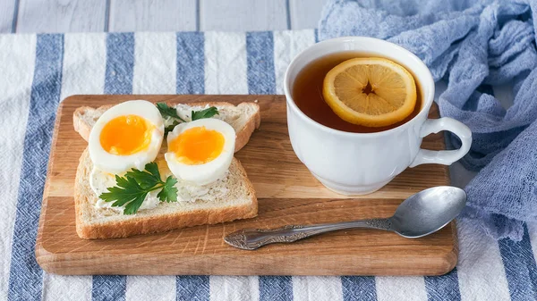 Frühstück mit gekochten Eiern und knusprigen Toasts, Nahaufnahme — Stockfoto