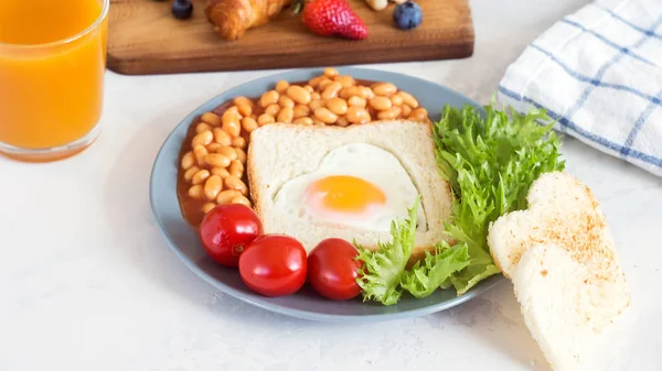 フライドエッグ、豆、トースト、サラダ、トマトを白い背景にしたフルイングリッシュブレックファースト ロイヤリティフリーのストック画像