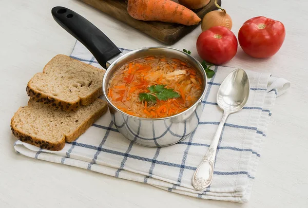 Традиционный русский капустный суп щи в ковше на белом фоне Стоковая Картинка