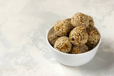 Enerji sağlıklı topları. Kuru kayısı, hurma, kaju fıstığı, limon ve nane ile organik ısırıklar - vegan çiğ atıştırmalık veya yemek