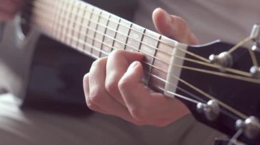 Adam rulo çalar ya da akustik gitar çalar. Siyah müzik aleti.