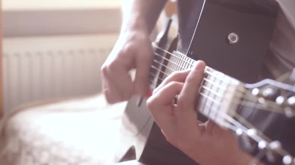 Lento Movimiento Rasgueo Guitarra Acústica Las Manos Del Hombre Diapasón — Vídeo de stock