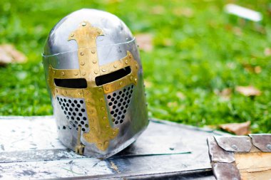 şövalye zırhı, şövalye kaskı