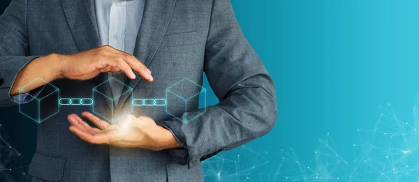 İş adamı elinde elektronik yenilikler zincir teknolojisi para bankası Bitcoin 'i tutuyor. Fintech hız verimliliği olan güvenli güven güvenlik kripto para birimi dijital ai akıllı işlem koruması
