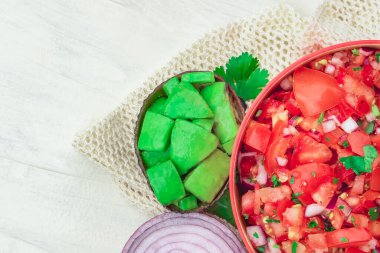Kırmızı soğanlı domates salatası ve ev yapımı otantik Meksika yemeği. Vegan aperatifleri için taze, sağlıklı organik malzemeden yapılıyor.