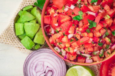 Kırmızı soğanlı domates salatası ve ev yapımı otantik Meksika yemeği. Vegan aperatifleri için taze, sağlıklı organik malzemeden yapılıyor.