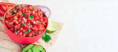 Kırmızı soğanlı domates salatası ve ev yapımı otantik Meksika yemeği. Vegan aperatifleri için taze, sağlıklı organik malzemeden yapılıyor.