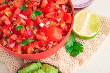 Kırmızı soğanlı domates salatası ve ev yapımı otantik Meksika yemeği. Vegan aperatifleri için taze, sağlıklı organik malzemeden yapılıyor.