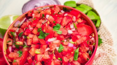 Kırmızı soğanlı domates salatası ve ev yapımı otantik Meksika yemeği. Vegan aperatifleri için taze, sağlıklı organik malzemeden yapılıyor.