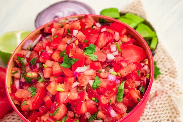 Kırmızı soğanlı domates salatası ve ev yapımı otantik Meksika yemeği. Vegan aperatifleri için taze, sağlıklı organik malzemeden yapılıyor.