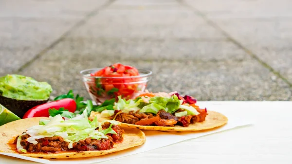 Tacos Caseros Auténticos Mexicanos Tradicionales Con Chile Res Cerdo Tirado —  Fotos de Stock