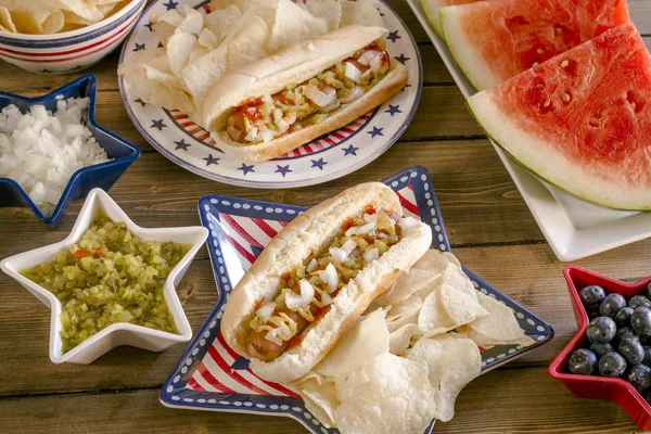 4Th Ból Július Ünnepség Piknik Asztal Hot Dogot Chips Görögdinnye — Stock Fotó