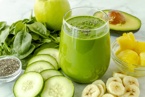 Pequeño Vaso Jugo Lleno Col Rizada Verde Batido Espinacas Rodeado — Foto de Stock