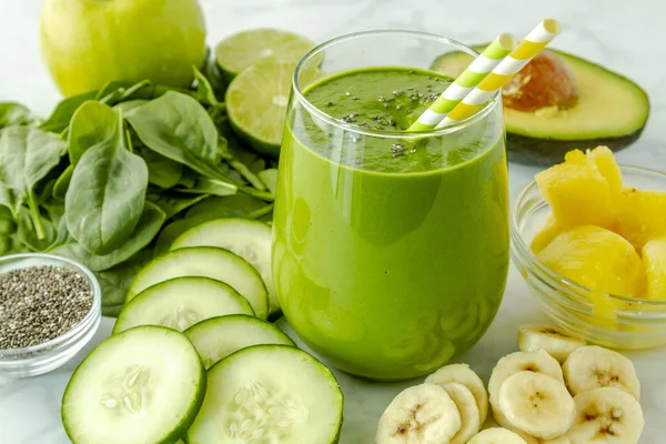 Suco Vidro Cheio Couve Verde Smoothie Espinafre Com Palhas Redemoinho — Fotografia de Stock