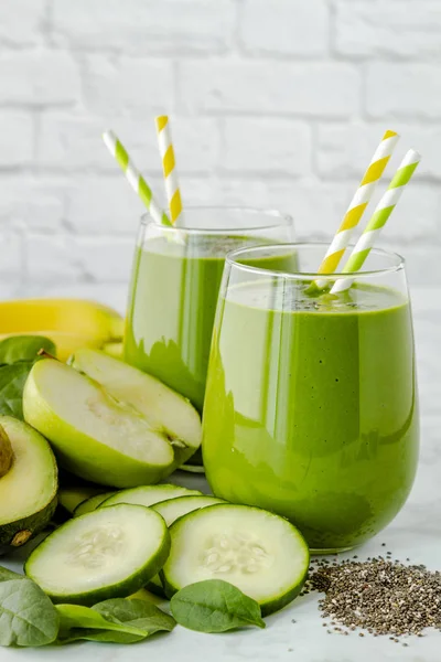 Dos Vasos Uice Llenos Espinacas Verdes Batido Col Rizada Con —  Fotos de Stock