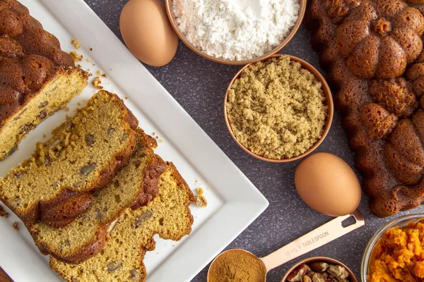 Hausgemachtes Pekannuss Kürbisbrot Umgeben Von Zutaten Die Von Oben Geschossen — Stockfoto