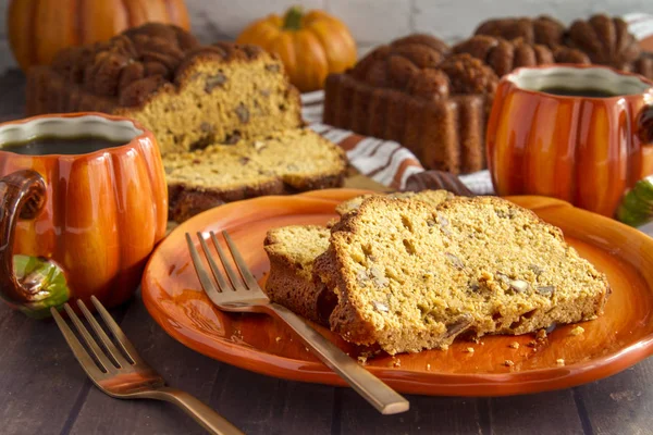 Tischlandschaft Aus Hausgemachten Kürbisbrotscheiben Auf Einem Kürbisteller Und Kaffeebechern Mit — Stockfoto