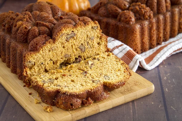 Sliced Loaf Pumpkin Bread Sitting Wooden Cutting Board Full Loaf — Stock Photo, Image