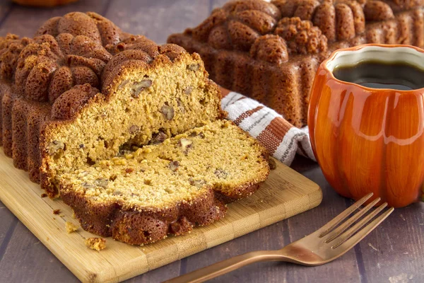 Close Sliced Loaf Pecan Pumpkin Bread Sitting Wooden Cutting Board — Stock Photo, Image