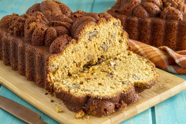 Scheiben Von Pekannuss Kürbisbrot Auf Holzschneidebrett Sitzend Mit Vollem Laib — Stockfoto