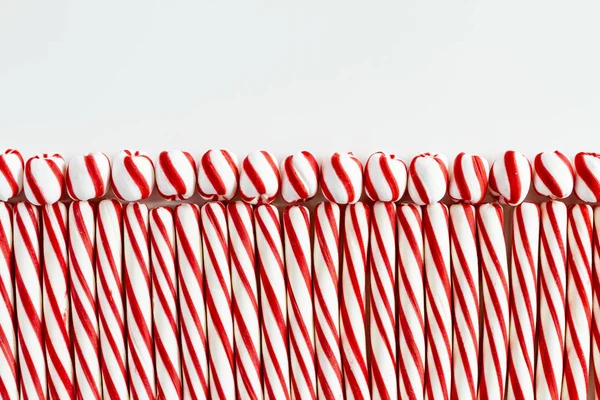 红色和白色条纹薄荷棒和旋转糖果球与上面的复制空间 — 图库照片
