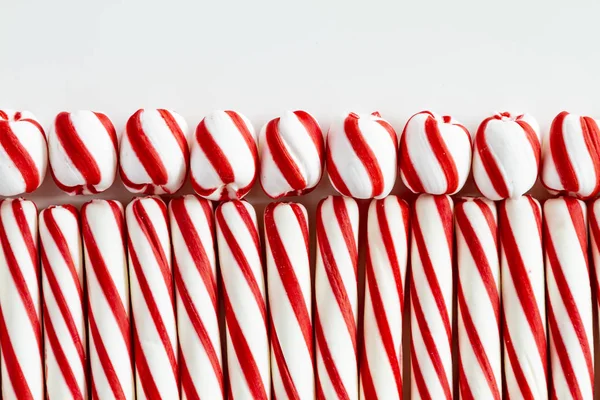 Kırmızı Beyaz Çizgili Nane Swirled Çikolata Topları Kopya Alanı Yukarıdaki — Stok fotoğraf