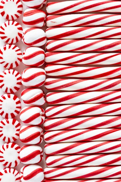 Süßigkeiten Hintergrund Der Reihen Von Rot Weiß Gestreiften Pfefferminzstäbchen Runde — Stockfoto