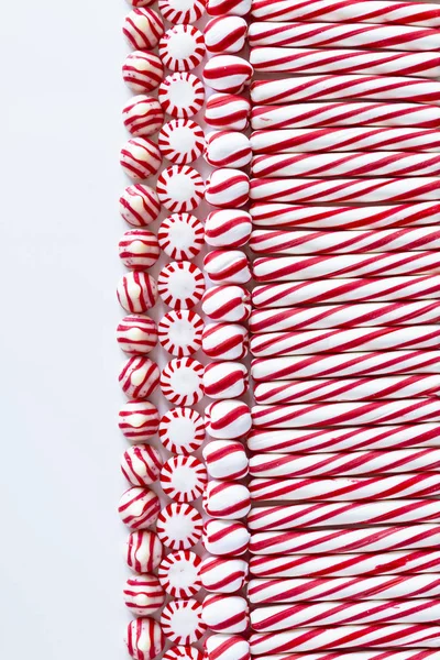 Mięta Pieprzowa Biało Czerwone Cukierki Ułożone Rzędzie Puste Miejsce Lewej — Zdjęcie stockowe