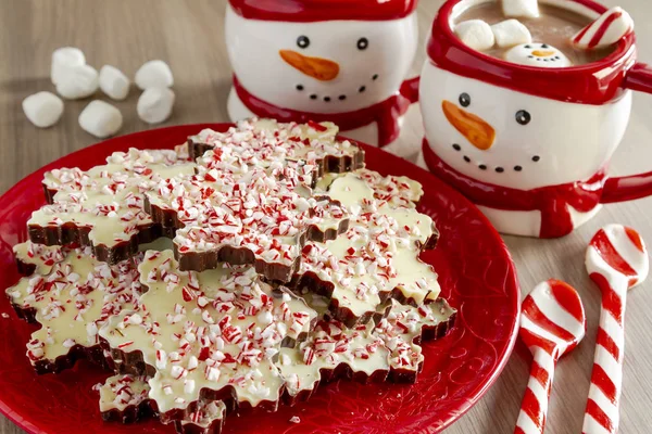 Snowflake Shaped Chocolate Peppermint Bark Red Holiday Plate Snowman Mugs — Stock Photo, Image