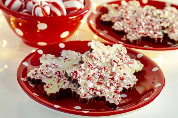 红色的雪花形巧克力薄荷树皮糖果与微小的节日灯 — 图库照片