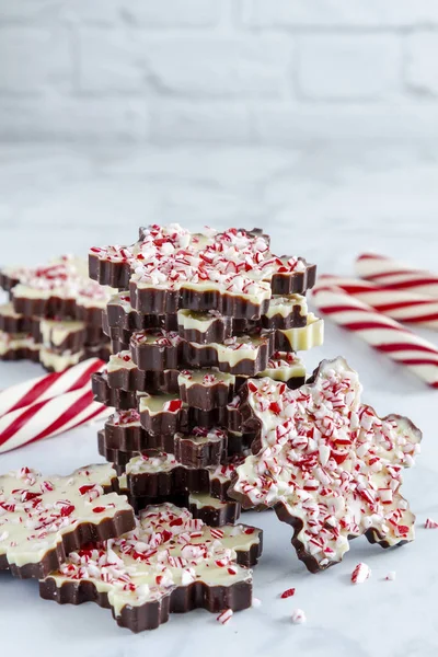 Empilement Bonbons Écorce Menthe Poivrée Forme Flocon Neige Avec Bâtonnets — Photo