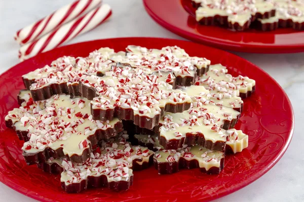 Close Van Sneeuwvlok Vormige Chocolade Pepermunt Schors Zittend Rode Vakantie — Stockfoto