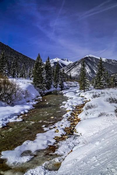 Gebirgstal Mit Den Fluss Fließendem Wasser Und Frisch Gefallenem Schnee — Stockfoto