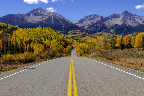 Herbstfarbe in san juan und felsige berge von colorado — Stockfoto