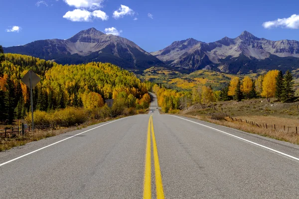 Herbstfarbe in san juan und felsige berge von colorado — Stockfoto