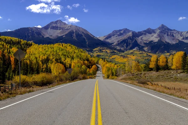 Herbstfarbe in san juan und felsige berge von colorado — Stockfoto