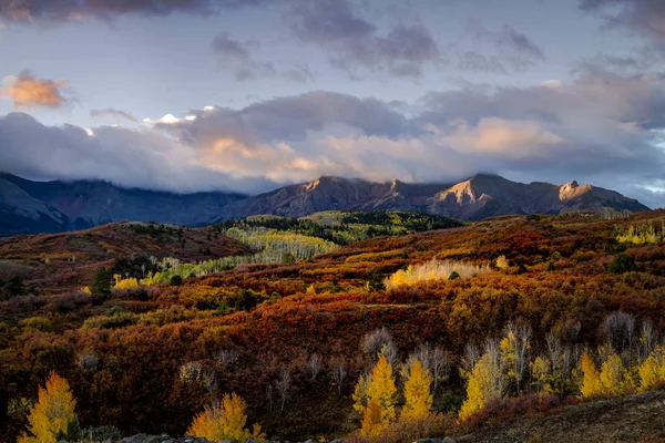 リッジウェイとテルル化の近くのコロラド州のサンファンの秋の色 — ストック写真
