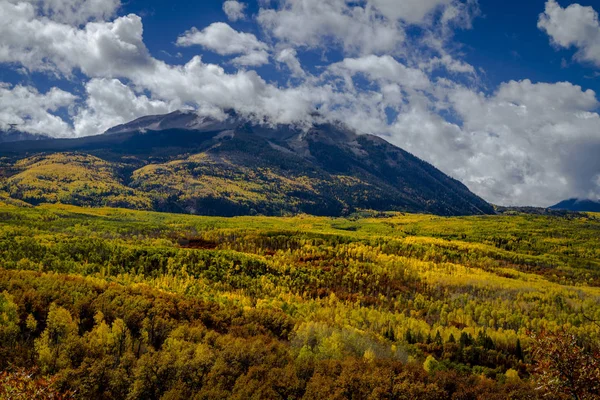 Herbstfarbe in san juan und felsige berge von colorado — Stockfoto