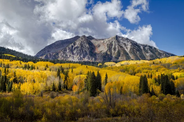 Herbstfarbe in san juan und felsige berge von colorado — Stockfoto